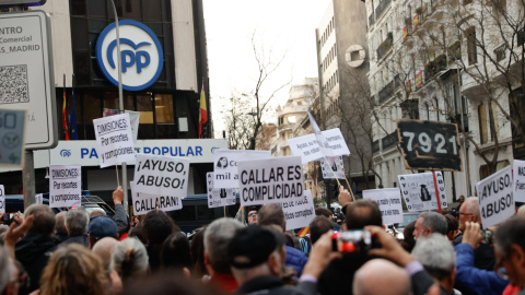 Manifestación frente a la sede del Partido Popular contra la presidenta de la Comunidad de Madrid, Isabel Díaz Ayuso, a 20 de marzo de 2024.