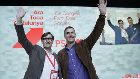 El secretario general del PSOE y presidente del Gobierno, Pedro Sánchez, y el primer secretario del PSC, Salvador Illa, durante el acto de clausura del 15º Congreso del PSC el pasado 17 de marzo.