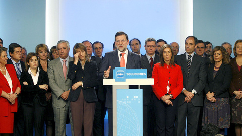 Imagen de la rueda de prensa del líder del PP, Mariano Rajoy, el 11 de febrero de 2009, rodeado de la plana mayor del partido entonces, cuando arrancó de la investigación del caso Gürtel. EFE/Víctor Lerena