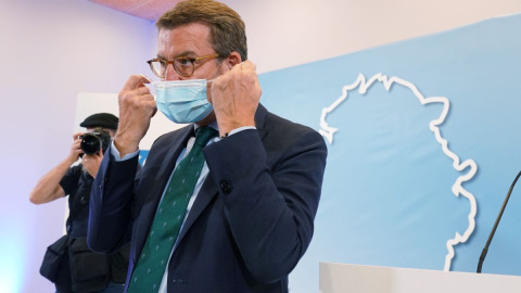 Alberto Núñez Feijóo se quita la mascarilla para presidir la reunión de la Junta Directiva del PP de Galicia, en el Hotel Eurostars San Lázaro, a 18 de abril de 2022.