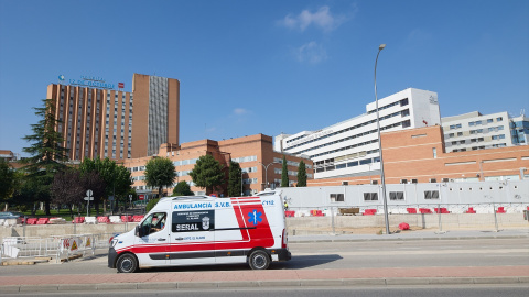 Una ambulancia pasa por el Hospital 12 de octubre, a 8 de septiembre de 2023, en Madrid.