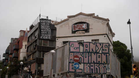 Fachada del edificio okupado ‘La Ruïna’, a 29 de noviembre de 2023, en Barcelona, Catalunya.