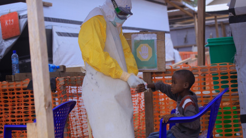 23/08/2022 Una enfermera atiende a un niño con síntomas del virus ébola, a 20 de mayo de 2019, en Beni, República Democrática del Congo.