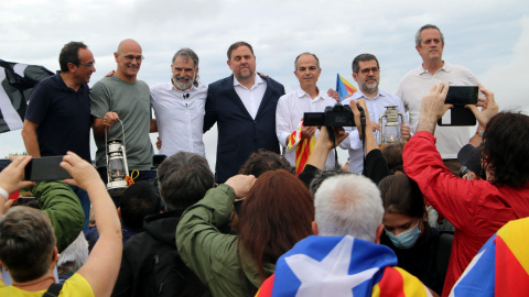 El set dirigents independentistes al final de l'acte després de sortir indultats de la presó de Lledoners.