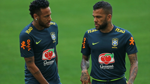 Neymar y Dani Alves participan en una sesión de entrenamiento con la selección brasileña en el Hard Rock Stadium, Miami, a 5 de septiembre de 2019.