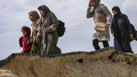 Mujeres y niños cruzan del norte al sur de Gaza por la carretera Al Rashid, Franja de Gaza, a 21 de marzo de 2024.