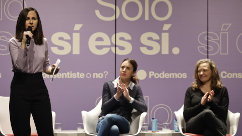 05/02/2023.- Las ministras de Igualdad, Irene Montero (c), y de Derechos Sociales, Ione Belarra (i), participan junto a la La delegada del Gobierno Contra la Violencia de Género, Victoria Rosell (d), en el acto "¿Consentiste o no? Solo sí es sí", orga