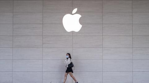 Una mujer camina con una máscara, tras la presentación del Iphone 12, en 2020. Imagen de archivo.