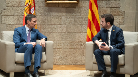 El presidente del Gobierno, Pedro Sánchez (i), y el president de la Generalitat de Catalunya, Pere Aragonès (d), se reúnen en el Palau de la Generalitat, a 21 de diciembre de 2023, en Barcelona.