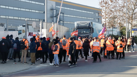 01/02/2023 - Protestes dels treballadors d'Amazon a la planta del Prat contra el tancament del centre de Martorelles.