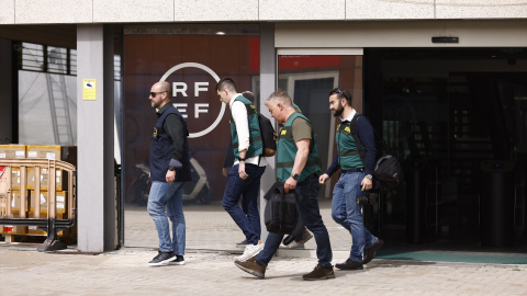 Un agente de la Europol y varios agentes de la Unidad Central Operativa (UCO) de la Guardia Civil salen de la Real Federación Española de Fútbol (RFEF), a 20 de marzo de 2024.