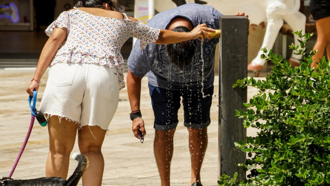 Un hombre se refresca en una fuente de València durante la ola de calor el 10 de agosto de 2023.