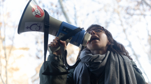 Una estudiante protesta con un megáfono frente a la Asamblea de Madrid, a 1 de febrero de 2024, en Madrid (España). Foto de archivo.