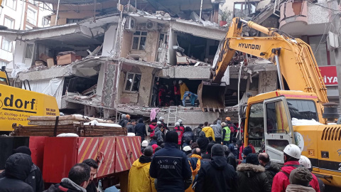 Los equipos de rescate buscan supervivientes entre los escombros de un edificio en Diyarbakir (Turquía) este 6 de febrero de 2023.