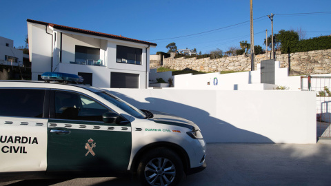 Un vehículo de la Guardia Civil en la vivienda del barrio residencial de Percibilleira, en la villa de Baiona, donde ha sido hallado el cuerpo de la mujer.