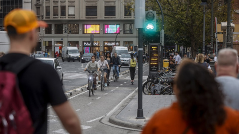 Varias personas en un carril bici del centro de Valencia, a 20 de octubre de 2022, en Valencia, Comunidad Valenciana (España).