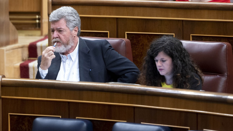 El diputado de Unidas Podemos, Juan Antonio López de Uralde y la portavoz adjunta de Unidas Podemos en el Congreso, Sofía Fernández Castañón, durante una sesión plenaria en el Congreso de los Diputados, a 21 de junio de 2022, en Madrid (España)