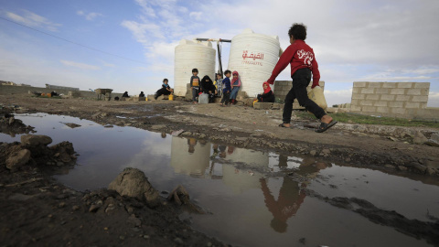 Varios niños caminan en busca de agua a las afueras de Saná, en Yemen.