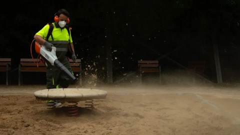 25/3/24 - Un trabajador de Parques y Jardines de Barcelona