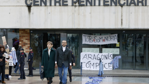 El jugador brasileño de fútbol, Dani Alves, acompañado de su abogada, Inés Guardiola, salió este tarde en libertad provisional del centro penitenciario Brians 2, tras ser depositada hoy la fianza de un millón de euros en la Audiencia de Barcelona.