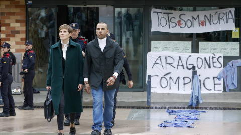 Dani Alves, acompanyat de la seva advocada, Inés Guardiola, surt en llibertat provisional del centre penitenciari Brians 2