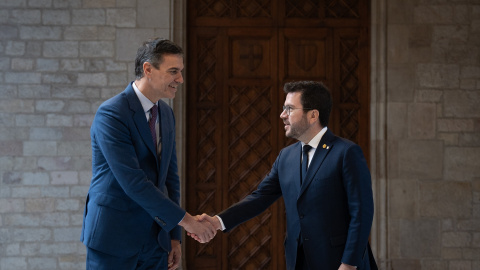 El presidente del Gobierno, Pedro Sánchez (i), y el president de la Generalitat de Catalunya, Pere Aragonès (d), se reúnen en el Palau de la Generalitat, a 21 de diciembre de 2023, en Barcelona