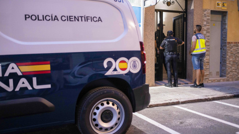 Un equipo de Policía Científica en la puerta del inmueble de Castellón donde han sido hallados los dos cadáveres, a 15 de septiembre de 2023