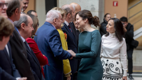 Isabel Díaz Ayuso saluda Joaquín Leguina, a 2 de diciembre de 2022, en Madrid.