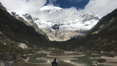 Una presa natural y un lago glaciar en Bután.