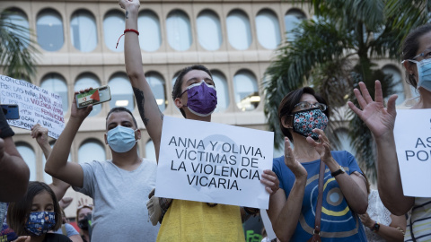 Una mujer participa en una concentración feminista en la Plaza de la Candelaria a 11 de junio de 2021.