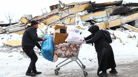 Dos personas transportan en un carrito de la compra sus enseres tras quedarse sin casa debido al terremoto en Kahramanmaras (Turquía) este 8 de febrero de 2023.