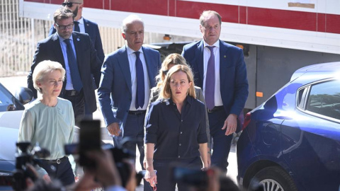 La presidenta de la Comisión Europea, Ursula Von der Leyen (izq.) junto a la primera ministra italiana, Giorgia Meloni, durante su visita a la isa de Lampedusa este sábado.