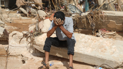 Un hombre sentado frente a su casa destruida en Derna, Libia, el 15 de septiembre de 2023.