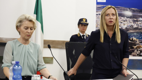 La presidenta de la Comisión Europea, Ursula Von der Leyen (izq.), junto a la primera ministra de Italia, Geogia Meloni, duran su comparecencia de este domingo en Lampedusa.