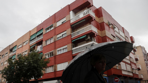 Vista general del edificio situado en la localidad valenciana de Alaquàs donde ha fallecidod un hombre de 44 años tras precipitarse de la azotea, cuando huía de la Policía Nacional este 8 de febrero de 2023.