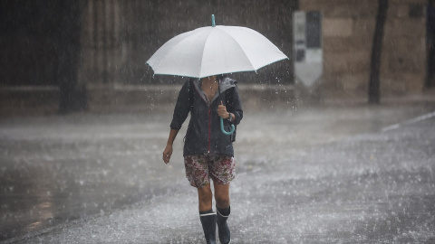 Una persona camina con un paraguas bajo la lluvia, a 15 de septiembre de 2023, en València.