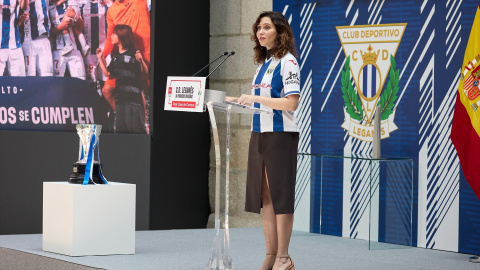 La presidenta de la Comunidad de Madrid, Isabel Díaz Ayuso, interviene durante el recibimiento de los jugadores, cuerpo técnico y directiva del Club Deportivo Leganés. - Jesús Hellín / Europa Press