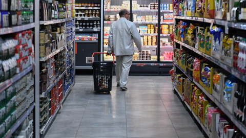 Una persona hace la compra en la tienda Dia de Núñez de Balboa, a 3 de octubre de 2023, en Madrid (España).