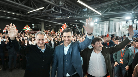 El expresidente del Gobierno, José Luis Rodríguez Zapatero, el presidente del Gobierno y secretario general del PSOE, Pedro Sánchez, y el secretario general del PSE-EE y candidato a Lehendakari, Eneko Andueza, en el Palacio Euskalduna, a 9 de marzo de 