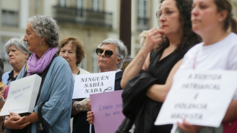 Decenas de personas durante una concentración en repulsa por el crimen machista en Oia, a 5 de junio de 2023, en Pontevedra.