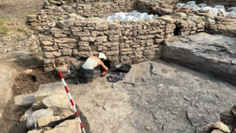 Surten a la llum peces singulars de ceràmica i restes d'una banqueta d'argila al jaciment de l'Esquerda