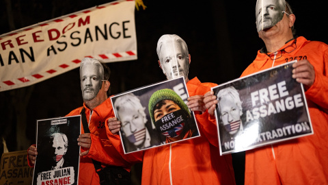 Manifestantes careas Julian Assange