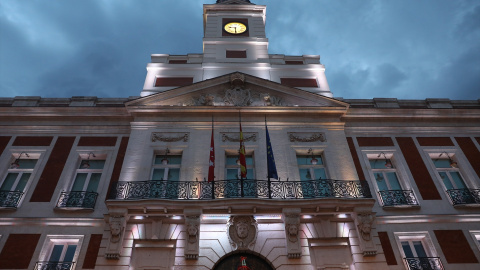 Fachada de la Real Casa de Correos iluminada, a 2 de agosto de 2022, en Madrid