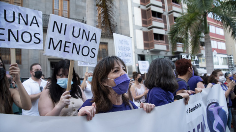 Varias personas con carteles en los que se lee: "Ni una menos", participan en una concentración feminista en la Plaza de la Candelaria en repulsa por "todos los feminicidios", a 11 de junio de 2021