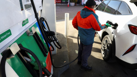 Un empleado de una gasolinera llena un coche antes del aumento del precio de la gasolina en Ciudad del Cabo, Sudáfrica, a 5 de septiembre de 2023.