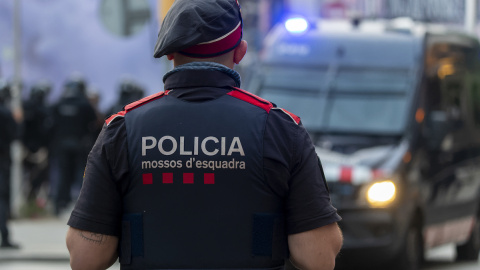 Los Mossos d'Esquadra durante una manifestación convocada por Desokupa, a 11 de mayo de 2023, en Barcelona.