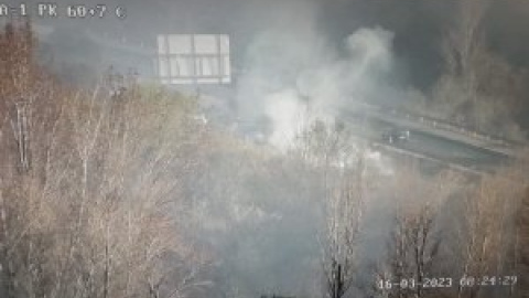 Aparatoso incendio de un autobús escolar en Madrid sin víctimas, pese al peligro que han corrido los menores