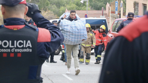 Veïns de l’edifici El Barco recullen les seves pertinences amb el suport dels Bombers