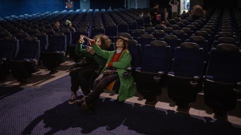 Espectadores viendo una película en el cine Comedia, en Barcelona, a 14 de enero de 2024.