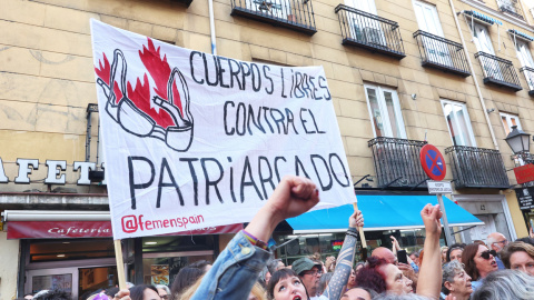 Varias mujeres protestan con un cartel durante una concentración de la Comisión 8M ante el Ministerio de Justicia, a 19 de abril de 2023.